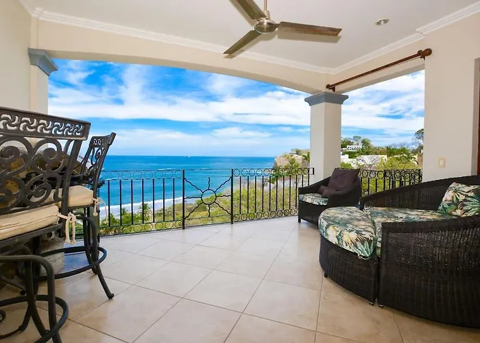 Fifth-floor With Breathtaking Ocean Views, Stylish Interior & Prime Location Near Flamingo Сasa de vacaciones