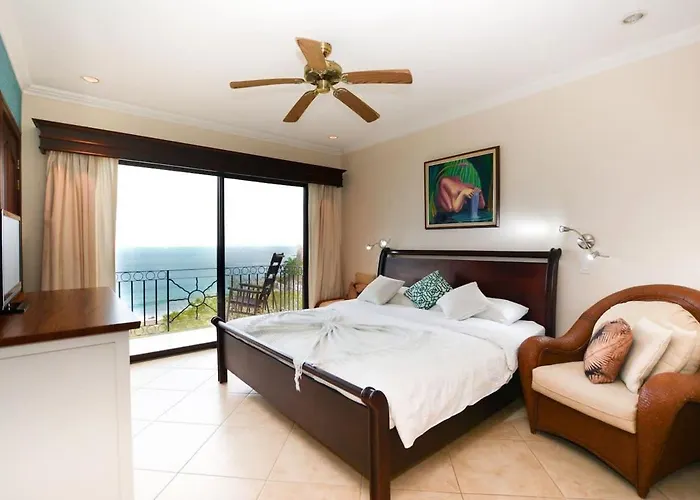 Fifth-floor With Breathtaking Ocean Views, Stylish Interior & Prime Location Near Flamingo Сasa de vacaciones *