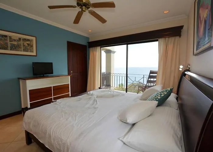 Fifth-floor With Breathtaking Ocean Views, Stylish Interior & Prime Location Near Flamingo Сasa de vacaciones *