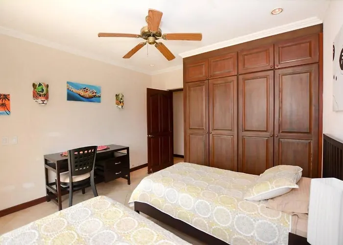 Сasa de vacaciones Fifth-floor With Breathtaking Ocean Views, Stylish Interior & Prime Location Near Flamingo